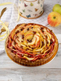 Пирог слоеный с яблоком и изюмом - Фото
