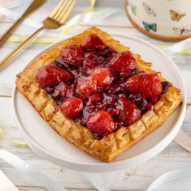 Пирог слоеный с ягодами - Фото