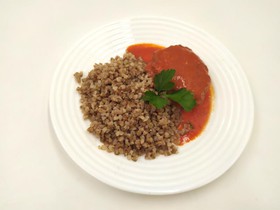 Ежики в томатном соусе с гречей - Фото