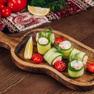 Рулетики с огурцом и лососем Фото
