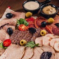 Мясная тарелка по-домашнему Фото