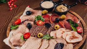 Мясная тарелка по-домашнему - Фото