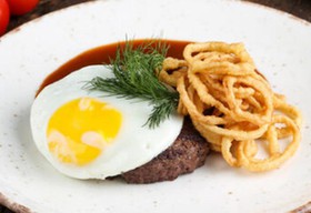 Мясной бифштекс с яйцом и луком пай - Фото