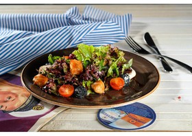 Легкий салат с жареным лососем - Фото