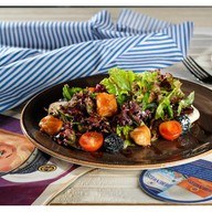 Легкий салат с жареным лососем Фото