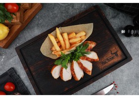 Стейк из куриного филе с картофелем фри - Фото