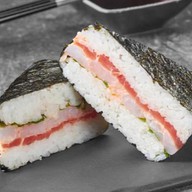 Онигири с тунцом и креветкой Фото