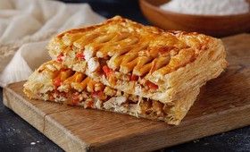 Пирог слоеный с курицей, перцем,томатами - Фото