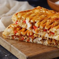 Пирог слоеный с курицей, перцем,томатами Фото