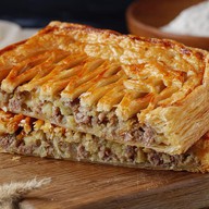 Пирог слоеный с мясом и картофелем Фото