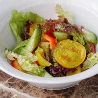 Свежие овощи с листьями салата Фото