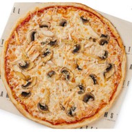 Пицца с цыпленком, грибами и ветчиной Фото
