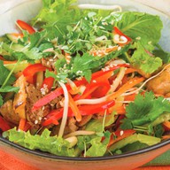 Теплый азиатский салат Фото