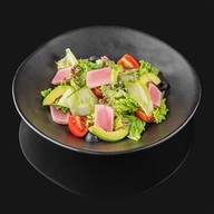 Салат с тунцом и свежими овощами Фото