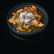 Кальмар со овощами и рисом Фото