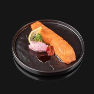 Стейк лосося с сырно-икорным соусом Фото