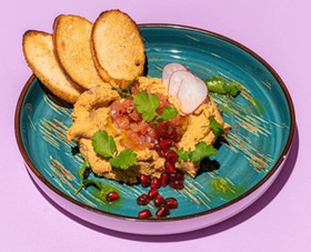 Хумус с томатной сальсой,зернами граната - Фото