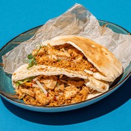Питта с сочным салатом и курочкой Фото