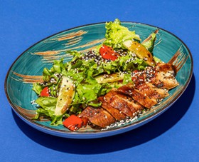 Салат с копченым угрем, печёным перцем - Фото