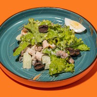 Салат с копченой курицей, шампиньонами Фото