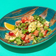 Салат с лососем слабой соли, киноа Фото