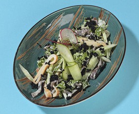 Салат с копченым кальмаром, грибами - Фото