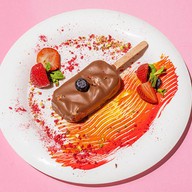 Шоколадно-кокосовое эскимо с вишней Фото