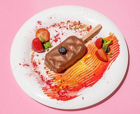 Шоколадно-кокосовое эскимо с вишней - Фото