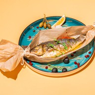Запеченный сибас с травами и помидорами Фото