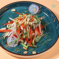 Салат из свежих овощей с арахисом Фото
