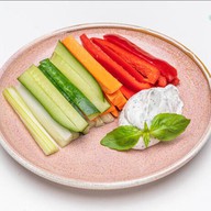 Свежие овощи с соусом блю-чиз Фото