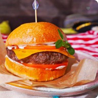 Гамбургер с говяжьей котлетой и сыром Фото