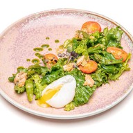Салат из подкопченого лосося с яйцом Фото