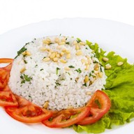 Рис отварной с зеленью и орешками Фото