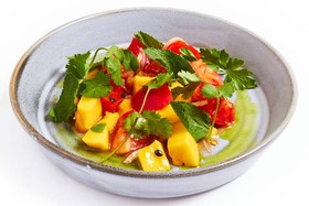 Салат с южными томатами и манго - Фото