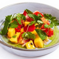 Салат с южными томатами и манго Фото