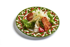 Цезарь салат со спинкой лосося на гриле - Фото