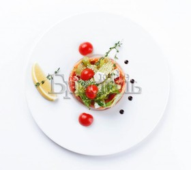 Салат с лососем и сыром фета - Фото