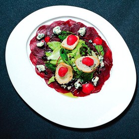 Салат из запеченной свеклы с рокфором - Фото