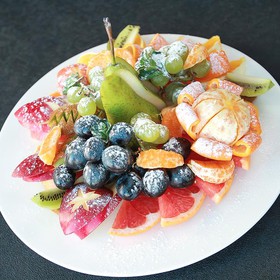 Фруктовая тарелка (сезонные фрукты) - Фото