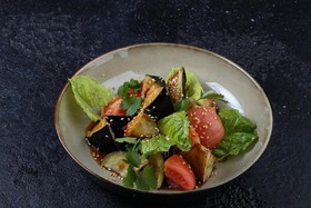 Азиатский салат из хрустящих баклажанов - Фото