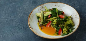 Салат со спаржей, клубникой и соусом - Фото