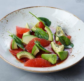 Салат с грейпфрутом и авокадо - Фото