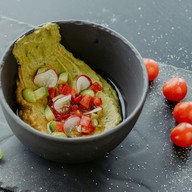 Хумус с авокадо и томатами конкассе Фото