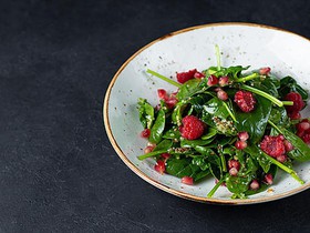 Листовой салат с малиной - Фото
