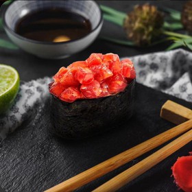 Острые суши с тунцом - Фото