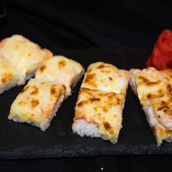Японская пицца с курицей и шампиньонами Фото
