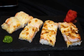 Японская пицца с лососем и креветками - Фото