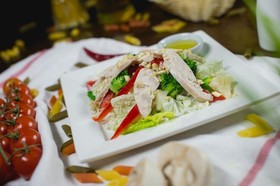 Салат с курицей,овощами и орехами кешью - Фото