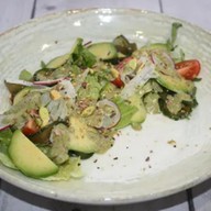 Салат с авокадо и фисташкой Фото